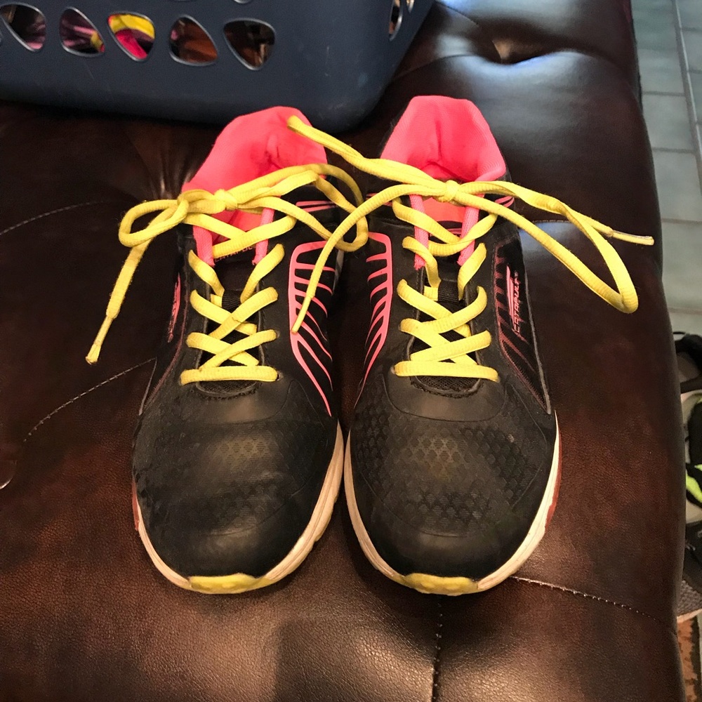 EUC women sneakers